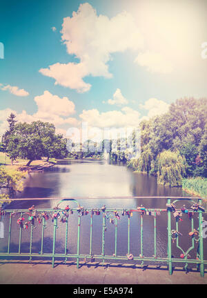 Vintage Natur Hintergrund mit Vorhängeschlössern auf Brücke. Stockfoto