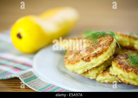 Gebratene Zucchini-Pfannkuchen mit Dill auf einem Teller Stockfoto