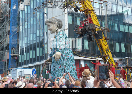 Liverpool, Vereinigtes Königreich. 25. Juli 2014. Oma-Riesen, im Alter von 85, und 25 Fuß/7,4 Meter hoch an der Victoria Street, Zentrum von Liverpool auf ihrem Rundgang durch Zentrum von Liverpool. Die Riesen zurück nach Liverpool, in 2012, äußerst beliebt waren und sind die Schaffung von französischen Straße Theatergruppe "Royal de Luxe". Es ist Großmutter Giants UK premier. Die Riesen treten in "Erinnerungen an August 1914" Geschichten des Krieges Storie im Zusammenhang mit der 100 Jahre Jubiläum des Beginns der Weltkrieg I. Credit: Paul Quayle/Alamy Live News Stockfoto