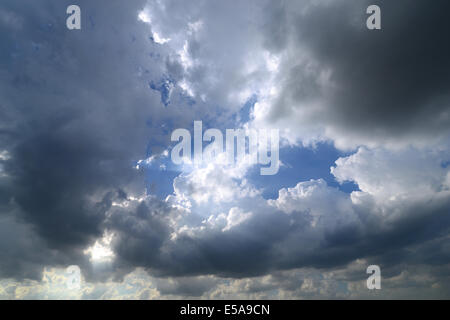 Sonne hinter Wolken Stockfoto