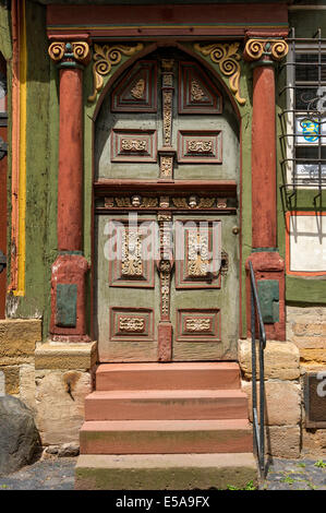 Renaissance Tür mit bemalten Holzschnitzereien, Fachwerkhaus Neurath-Haus, Altstadt, Alsfeld, Hessen, Deutschland Stockfoto