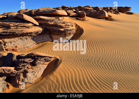 Zweifarbiger Dünen Noires, Wüste Sanddünen auf Tadrart Plateau, Tassili n ' Ajjer National Park, UNESCO-Weltkulturerbe, Sahara Stockfoto