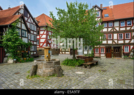 Fachwerkhäusern und Brunnen auf einem kleinen Platz, Grabbrunnen, Altstadt, Alsfeld, Hessen, Deutschland Stockfoto
