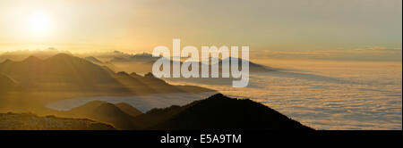 Sonnenuntergang, Gipfeln der Voralpen im Nebel, Benediktenwand, in der Nähe von Garmisch-Partenkirchen, Bayern, Deutschland Stockfoto