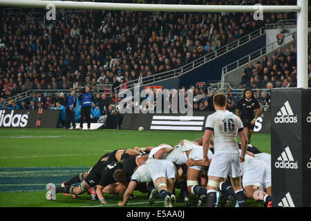 Rugby-Scrum während der All Blacks Vs England-Spiel in Forsyth Barr Stadium, Dunedin, gespielt am 14. Juni 2014 Stockfoto