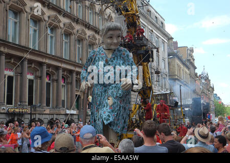 Liverpool, Vereinigtes Königreich. 25. Juli 2014. Oma-Riesen, im Alter von 85, und 25 Fuß/7,4 Meter hoch an der Victoria Street, Zentrum von Liverpool auf ihrem Rundgang durch Zentrum von Liverpool. Die Riesen zurück nach Liverpool, in 2012, äußerst beliebt waren und sind die Schaffung von französischen Straße Theatergruppe "Royal de Luxe". Es ist Großmutter Giants UK premier. Die Riesen sind eine Erzählweise des Krieges Storie im Zusammenhang mit der 100 Jahre Jubiläum des Beginns des ersten Weltkriegs in "Erinnerungen an August 1914" durchführen.   Bildnachweis: Paul Quayle/Alamy Live-Nachrichten Stockfoto