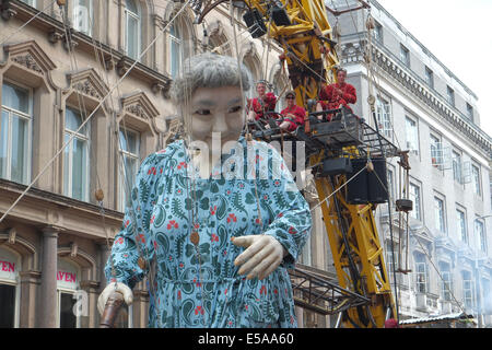 Liverpool, Vereinigtes Königreich. 25. Juli 2014. Oma-Riesen, im Alter von 85, und 25 Fuß/7,4 Meter hoch an der Victoria Street, Zentrum von Liverpool auf ihrem Rundgang durch Zentrum von Liverpool. Die Riesen zurück nach Liverpool, in 2012, äußerst beliebt waren und sind die Schaffung von französischen Straße Theatergruppe "Royal de Luxe". Es ist Großmutter Giants UK premier. Die Riesen sind eine Erzählweise des Krieges Storie im Zusammenhang mit der 100 Jahre Jubiläum des Beginns des ersten Weltkriegs in "Erinnerungen an August 1914" durchführen.   Bildnachweis: Paul Quayle/Alamy Live-Nachrichten Stockfoto