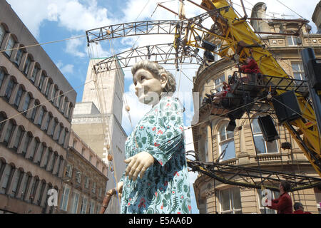 Liverpool, Vereinigtes Königreich. 25. Juli 2014. Oma-Riesen, im Alter von 85, und 25 Fuß/7,4 Meter hoch an der Victoria Street, Zentrum von Liverpool auf ihrem Rundgang durch Zentrum von Liverpool. Die Riesen zurück nach Liverpool, in 2012, äußerst beliebt waren und sind die Schaffung von französischen Straße Theatergruppe "Royal de Luxe". Es ist Großmutter Giants UK premier. Die Riesen sind eine Erzählweise des Krieges Storie im Zusammenhang mit der 100 Jahre Jubiläum des Beginns des ersten Weltkriegs in "Erinnerungen an August 1914" durchführen.   Bildnachweis: Paul Quayle/Alamy Live-Nachrichten Stockfoto