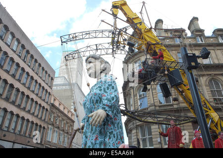 Liverpool, Vereinigtes Königreich. 25. Juli 2014. Oma-Riesen, im Alter von 85, und 25 Fuß/7,4 Meter hoch an der Victoria Street, Zentrum von Liverpool auf ihrem Rundgang durch Zentrum von Liverpool. Die Riesen zurück nach Liverpool, in 2012, äußerst beliebt waren und sind die Schaffung von französischen Straße Theatergruppe "Royal de Luxe". Es ist Großmutter Giants UK premier. Die Riesen sind eine Erzählweise des Krieges Storie im Zusammenhang mit der 100 Jahre Jubiläum des Beginns des ersten Weltkriegs in "Erinnerungen an August 1914" durchführen.   Bildnachweis: Paul Quayle/Alamy Live-Nachrichten Stockfoto