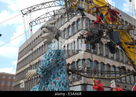 Liverpool, Vereinigtes Königreich. 25. Juli 2014. Oma-Riesen, im Alter von 85, und 25 Fuß/7,4 Meter hoch an der Victoria Street, Zentrum von Liverpool auf ihrem Rundgang durch Zentrum von Liverpool. Die Riesen zurück nach Liverpool, in 2012, äußerst beliebt waren und sind die Schaffung von französischen Straße Theatergruppe "Royal de Luxe". Es ist Großmutter Giants UK premier. Die Riesen sind eine Erzählweise des Krieges Storie im Zusammenhang mit der 100 Jahre Jubiläum des Beginns des ersten Weltkriegs in "Erinnerungen an August 1914" durchführen.   Bildnachweis: Paul Quayle/Alamy Live-Nachrichten Stockfoto