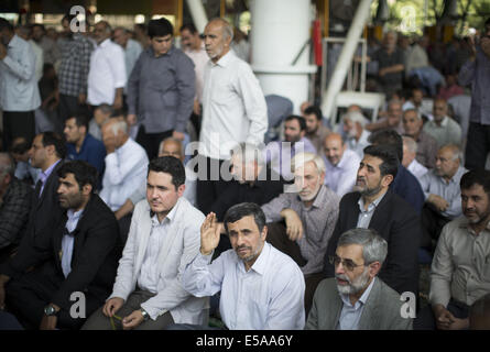 Teheran, Iran. 25. Juli 2014. 25. Juli 2014 winkt Fotografen während der Teilnahme an Teheraner Freitagsgebet nach einer Demonstration der Jerusalem-Tag - Teheran - Iran ehemaligen Präsidenten MAHMOUD AHMADINEJAD (unten C). Morteza Nikoubazl/ZUMAPRESS Credit: Morteza Nikoubazl/ZUMA Draht/Alamy Live-Nachrichten Stockfoto