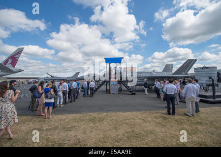 Schlange von Besuchern auf das Lockheed Martin F35 Lightning II Tarnkappenjäger Display, Farnborough International Airshow 2014 Stockfoto