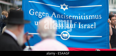 Berlin, Deutschland. 25. Juli 2014. Pro-Israel-Aktivisten halten einen Banner reading 'gegen Antisemitismus und Hass auf Israel bei einer Demonstration gegen Die Quds Day Proteste in Berlin, Deutschland, 25. Juli 2014". Quds von al-Quds, der arabische Name für Jerusalem. Die Quds Day Proteste wurden von iranische Revolutionsführer Ayatollah Khomeini 1979 als eine Möglichkeit zur Solidarität mit dem palästinensischen Volk und gegen Zionismus und die israelische Kontrolle über Jerusalem begonnen. Foto: HANNIBAL/Dpa/Alamy Live News Stockfoto