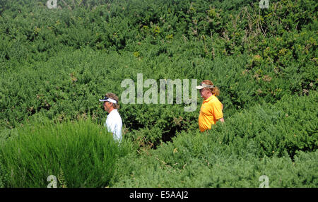 Porthcawl, Wales, UK. 25. Juli 2014. Bernhard Langer Deutschland und Miguel Angel Jimenez von Spanien gehen in Richtung der 14. Abschlag tagsüber zwei The Senior Open Golf Championship im The Royal Porthcawl Golf Club in South Wales heute Nachmittag. Bildnachweis: Phil Rees/Alamy Live-Nachrichten Stockfoto