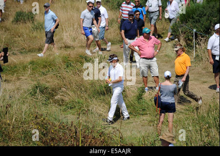 Porthcawl, Wales, UK. 25. Juli 2014. Bernhard Langer Deutschland und Miguel Angel Jimenez von Spanien gehen in Richtung der 14. Abschlag tagsüber zwei The Senior Open Golf Championship im The Royal Porthcawl Golf Club in South Wales heute Nachmittag. Bildnachweis: Phil Rees/Alamy Live-Nachrichten Stockfoto