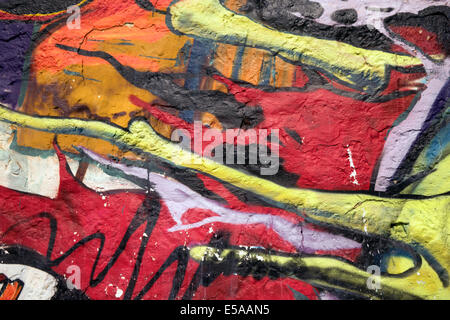 Detail der glänzend und ausdrucksvoll Spray lackiert Farben von einigen Street Art / Graffiti an der Wand des Gebäudes in Mahon, Menorca, Spanien. Stockfoto
