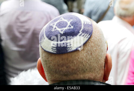 Ein Mann nimmt an einer Kundgebung für ein freies und demokratisches Nahost und gegen Die Quds Day-Proteste in Berlin, Deutschland, 25. Juli 2014. Quds von al-Quds, der arabische Name für Jerusalem. Die Quds Day Proteste wurden von iranische Revolutionsführer Ayatollah Khomeini 1979 als eine Möglichkeit zur Solidarität mit dem palästinensischen Volk und gegen Zionismus und die israelische Kontrolle über Jerusalem begonnen. Foto: Wolfgang Kumm/dpa Stockfoto