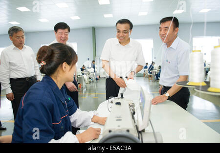 Peking, China Shandong Provinz. 24. Juli 2014. Der chinesische Ministerpräsident Li Keqiang (2. R) spricht für eine Arbeitskraft Jingjin Environmental Protection Inc. in Dezhou, Ost-China Shandong Provinz, 24. Juli 2014. Li hatte eine Inspektionsreise in Shandong vom 24. Juli bis 25. © Huang Jingwen/Xinhua/Alamy Live-Nachrichten Stockfoto