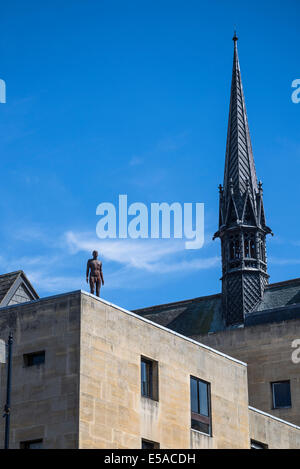 Antony Gormley Skulptur auf Gebäude, Broad Street, Oxford, England, UK Stockfoto