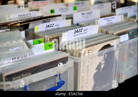 Stapel von Vinyl-Schallplatten zu verkaufen Stockfoto