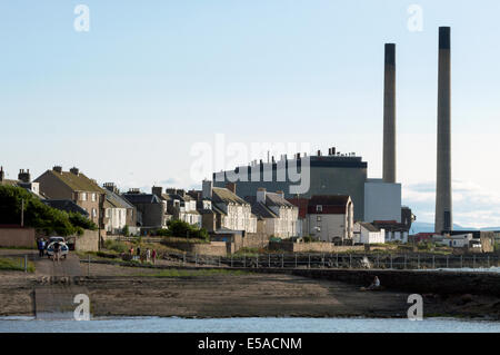 Auf der Suche von Port Seton Hafen in Richtung Cockenzie Power Station, East Lothian Stockfoto