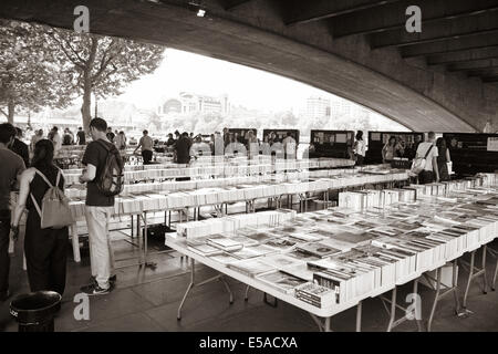 LONDON, UK - 21. Juni 2014: Southbank Centre Buchmarkt, London. Versteckt unter der Waterloo Brücke auf Queen es Walk. Stockfoto