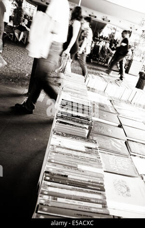 LONDON, UK - 21. Juni 2014: Southbank Centre Buchmarkt, London. Versteckt unter der Waterloo Brücke auf Queen es Walk. Stockfoto