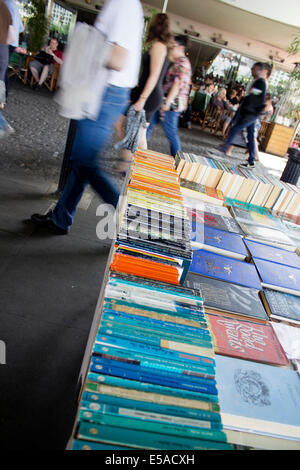 LONDON, UK - 21. Juni 2014: Southbank Centre Buchmarkt, London. Versteckt unter der Waterloo Brücke auf Queen es Walk. Stockfoto