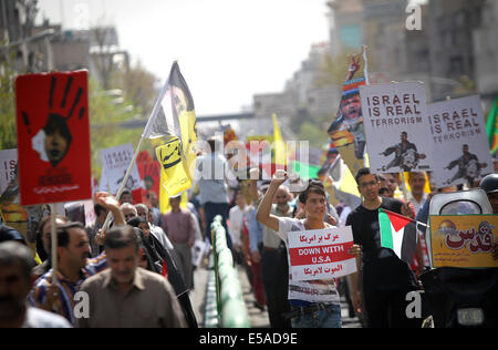 Teheran, Iran. 25. Juli 2014. Iraner schreien Parolen während der jährlichen Al-Quds (Jerusalem) Tages-Rallye in Teheran, Iran, am 25. Juli 2014. Hunderttausende Iraner sammelten Freitag landesweit zum Quds (Jerusalem) Tag in Solidarität mit den Palästinensern, Verurteilung Israels andauernde Besetzung der palästinensischen Gebiete und jüngsten blutigen Angriffe auf den Gaza-Streifen. Bildnachweis: Ahmad Halabisaz/Xinhua/Alamy Live-Nachrichten Stockfoto