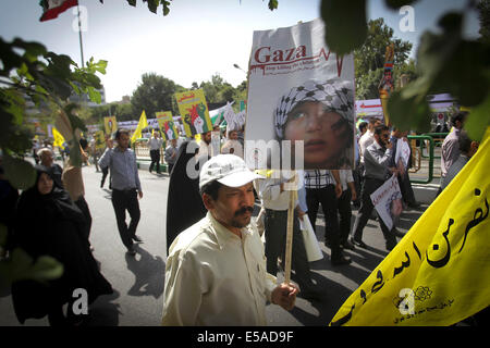 Teheran, Iran. 25. Juli 2014. Iraner schreien Parolen während der jährlichen Al-Quds (Jerusalem) Tages-Rallye in Teheran, Iran, am 25. Juli 2014. Hunderttausende Iraner sammelten Freitag landesweit zum Quds (Jerusalem) Tag in Solidarität mit den Palästinensern, Verurteilung Israels andauernde Besetzung der palästinensischen Gebiete und jüngsten blutigen Angriffe auf den Gaza-Streifen. Bildnachweis: Ahmad Halabisaz/Xinhua/Alamy Live-Nachrichten Stockfoto