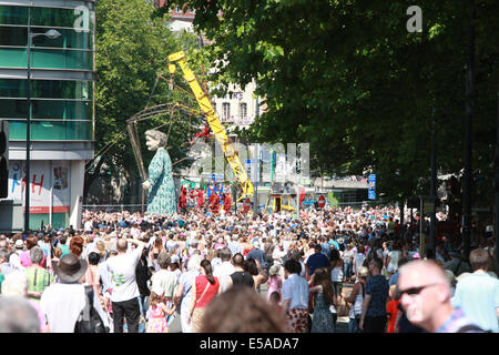 Liverpool, Vereinigtes Königreich. 25. Juli 2014. Oma-Riesen, im Alter von 85 und 25 Fuß/7,4 Meter hoch in Richtung Victoria Street auf ihrem Rundgang durch Zentrum von Liverpool. Die Riesen zurück nach Liverpool, in 2012, äußerst beliebt waren und sind die Schaffung von französischen Straße Theatergruppe "Royal de Luxe". Es ist Großmutter Giants UK premier. Die Riesen sind eine Erzählweise des Krieges Storie im Zusammenhang mit der 100 Jahre Jubiläum des Beginns des ersten Weltkriegs in "Erinnerungen an August 1914" durchführen.  Bildnachweis: Paul Quayle/Alamy Live-Nachrichten Stockfoto