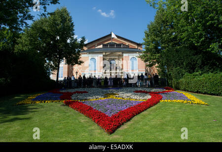 Bayreuth, Deutschland. 25. Juli 2014. Besucher sind während einer Unschedulded Störung bei der Eröffnung der Bayreuther Festspiele in Bayreuth, Deutschland, 25. Juli 2014 abgebildet. Die Richard-Wagner-Festspiele ist eines der wichtigsten kulturellen und gesellschaftlichen Ereignisse Deutschlands. Foto: Tobias Hase/Dpa/Alamy Live News Stockfoto