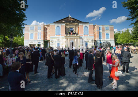 Bayreuth, Deutschland. 25. Juli 2014. Besucher sind während einer Unschedulded Störung bei der Eröffnung der Bayreuther Festspiele in Bayreuth, Deutschland, 25. Juli 2014 abgebildet. Die Richard-Wagner-Festspiele ist eines der wichtigsten kulturellen und gesellschaftlichen Ereignisse Deutschlands. Foto: Tobias Hase/Dpa/Alamy Live News Stockfoto