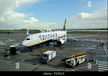 Ryanair-Flugzeug auf der Landebahn am Flughafen Bristol, UK Stockfoto