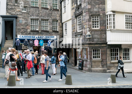 Gruppe von Touristen stand außerhalb von John Knox House und Cashmere & Kilt Zentrum, die Royal Mile, Altstadt von Edinburgh Stockfoto