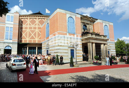 Bayreuth, Deutschland. 25. Juli 2014. Gäste besuchen die Eröffnung der Bayreuther Festspiele in Bayreuth, Deutschland, 25. Juli 2014. Die Richard-Wagner-Festspiele ist eines der wichtigsten kulturellen und gesellschaftlichen Ereignisse Deutschlands. Foto: Tobias Hase/Dpa/Alamy Live News Stockfoto