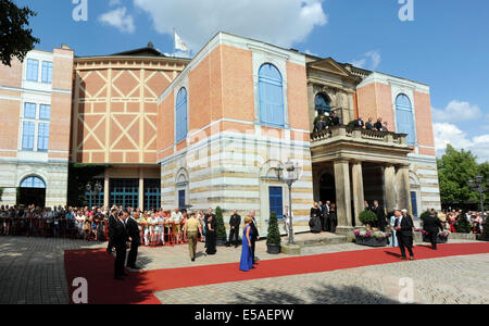 Bayreuth, Deutschland. 25. Juli 2014. Gäste besuchen die Eröffnung der Bayreuther Festspiele in Bayreuth, Deutschland, 25. Juli 2014. Die Richard-Wagner-Festspiele ist eines der wichtigsten kulturellen und gesellschaftlichen Ereignisse Deutschlands. Foto: Tobias Hase/Dpa/Alamy Live News Stockfoto