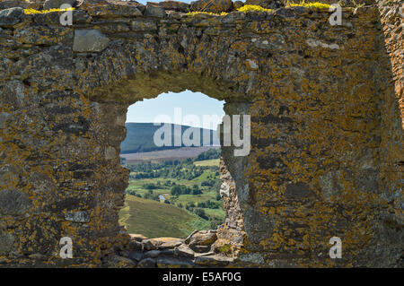 AUCHINDOUN-SCHLOSS IN DER NÄHE VON DUFFTOWN SCHOTTLAND BLICK AUF FLUß FIDDICH AUS EINEM FENSTER Stockfoto
