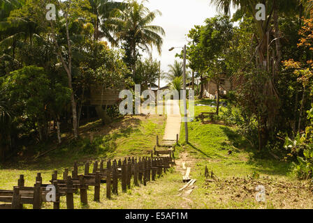 Peru, peruanische Amazonas-Landschaft. Die Foto heutige typische Indianerstämme Siedlung im Amazonas Stockfoto