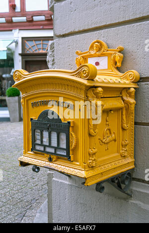 Alten gelben Briefkasten, Foto in Limburg, Deutschland Stockfoto