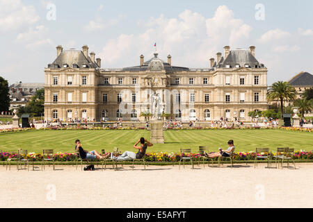 Paris, Frankreich. 24. Juli 2014. Entspannen Sie sich auf die Stühle rund um den Brunnen im Jardin du Luxembourg, Paris, Frankreich Credit Touristen: Cecilia Colussi/Alamy Live News Stockfoto