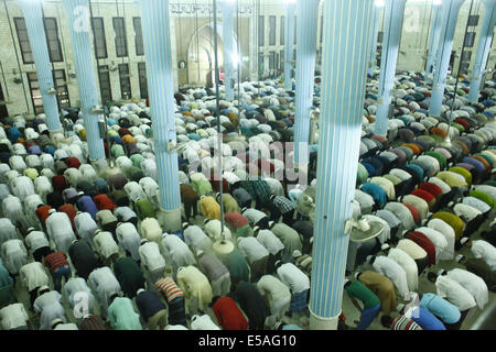 Dhaka, Bangladesch. 25. Juli 2014. Muslimischen Gläubigen bieten besondere Gebete anlässlich Lailatul Qadr, der Jahrestag der Nacht Muslime die ersten Verse des Quran glauben ergaben sich zum Propheten Muhammad (Pfirsich sei auf ihn) bei Baitul Mokarram Moschee, Dhaka © Zakir Hossain Chowdhury/ZUMA Draht/Alamy Live News Stockfoto