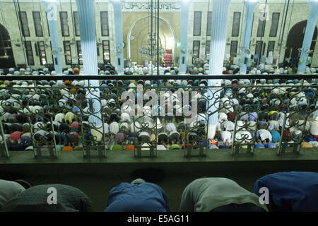 Dhaka, Bangladesch. 25. Juli 2014. Muslimischen Gläubigen bieten besondere Gebete anlässlich Lailatul Qadr, der Jahrestag der Nacht Muslime die ersten Verse des Quran glauben ergaben sich zum Propheten Muhammad (Pfirsich sei auf ihn) bei Baitul Mokarram Moschee, Dhaka © Zakir Hossain Chowdhury/ZUMA Draht/Alamy Live News Stockfoto