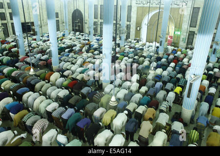 Dhaka, Bangladesch. 25. Juli 2014. Muslimischen Gläubigen bieten besondere Gebete anlässlich Lailatul Qadr, der Jahrestag der Nacht Muslime die ersten Verse des Quran glauben ergaben sich zum Propheten Muhammad (Pfirsich sei auf ihn) bei Baitul Mokarram Moschee, Dhaka © Zakir Hossain Chowdhury/ZUMA Draht/Alamy Live News Stockfoto