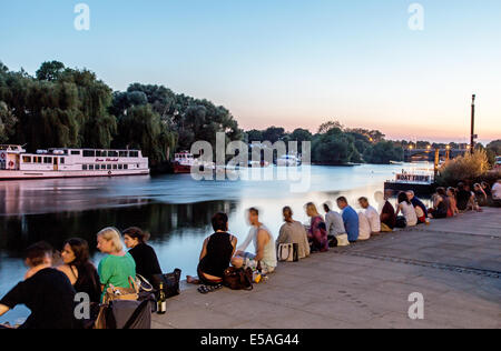 Menschen am Fluss Nacht Richmond Surrey UK Stockfoto