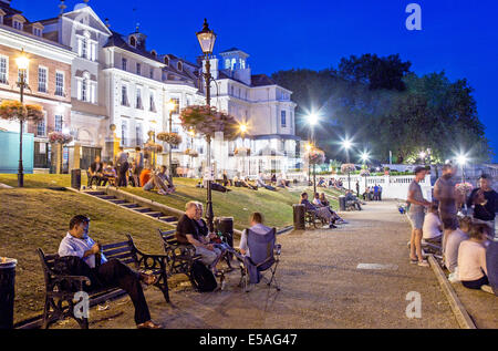 Menschen am Fluss Nacht Richmond Surrey UK Stockfoto