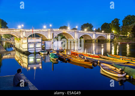 Menschen-Fluss und Brücke Nacht Richmond Surrey UK Stockfoto