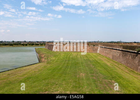 Blick auf die Nord-West-Bastion aus der West-Bastion am Fort Tilbury, Essex, England, UK. Stockfoto