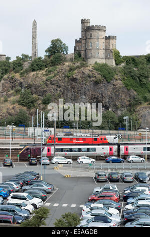 Parkplatz und Züge an der Waverley Station mit dem Haus des Gouverneurs im Hintergrund. Edinburgh Stockfoto