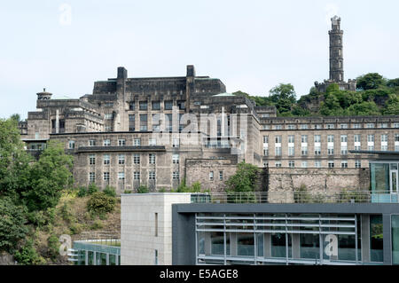 St Andrews House und das Nelson-Monument auf Calton Hill mit Edinburgh Council Offices im Vordergrund Stockfoto